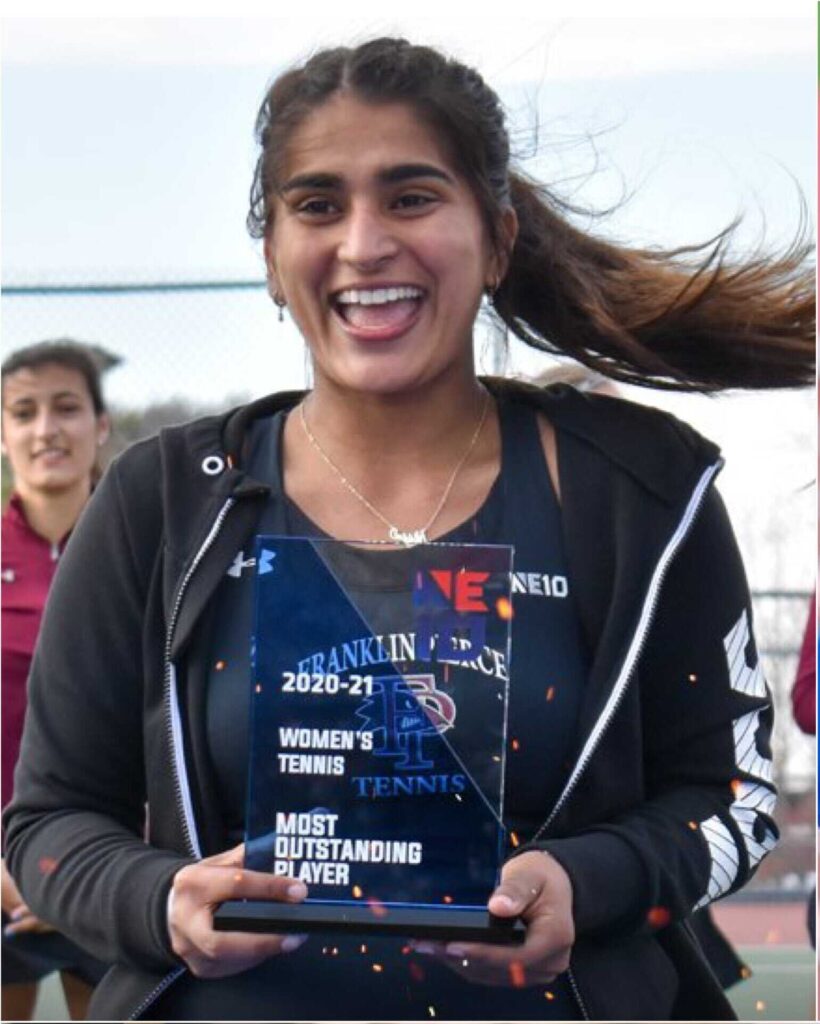 HIMANI MOR PICTUER WTH WOMAN TENNIS MOST OUTSTANDING PLAYER AWARD 